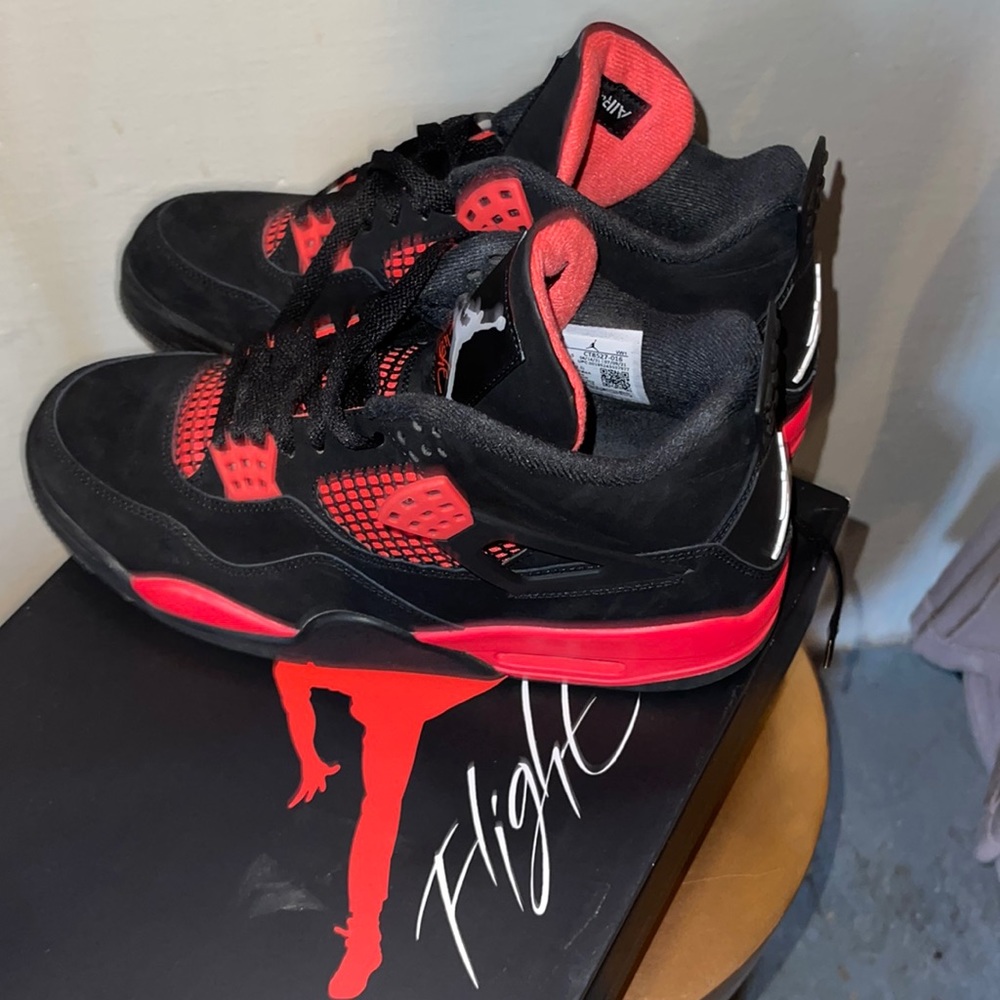 AIR JORDAN 4 RETROS RED N BLACK WORE TWICE 📌📌📌📌